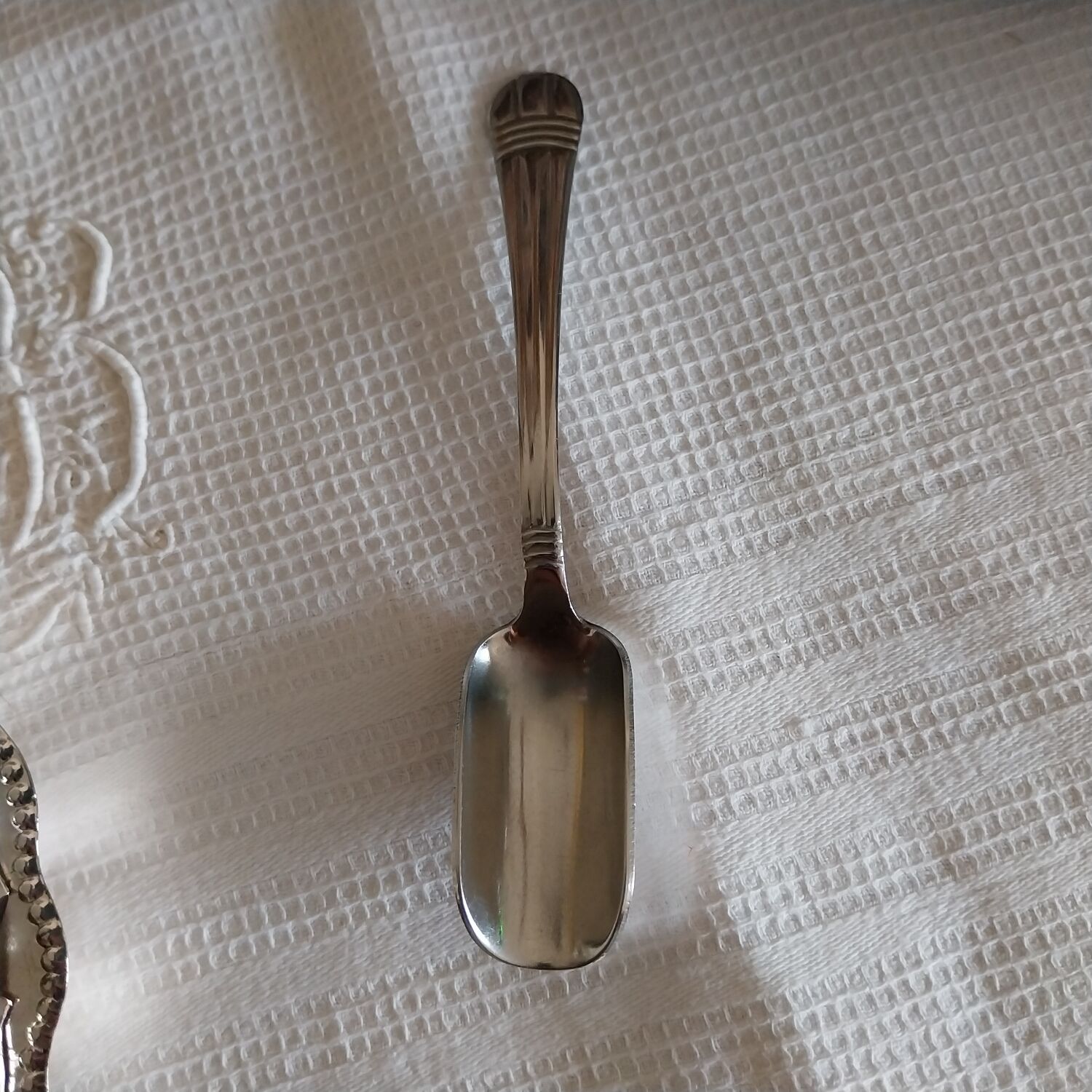 Shell-shaped silver-plated butter dish Jacques made in England.