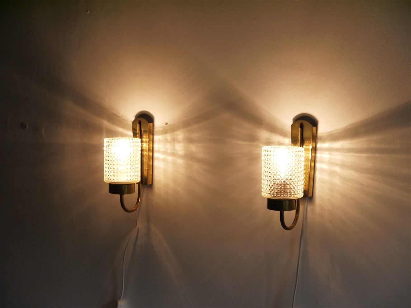 Pair of vintage wall lamp in brass and glass