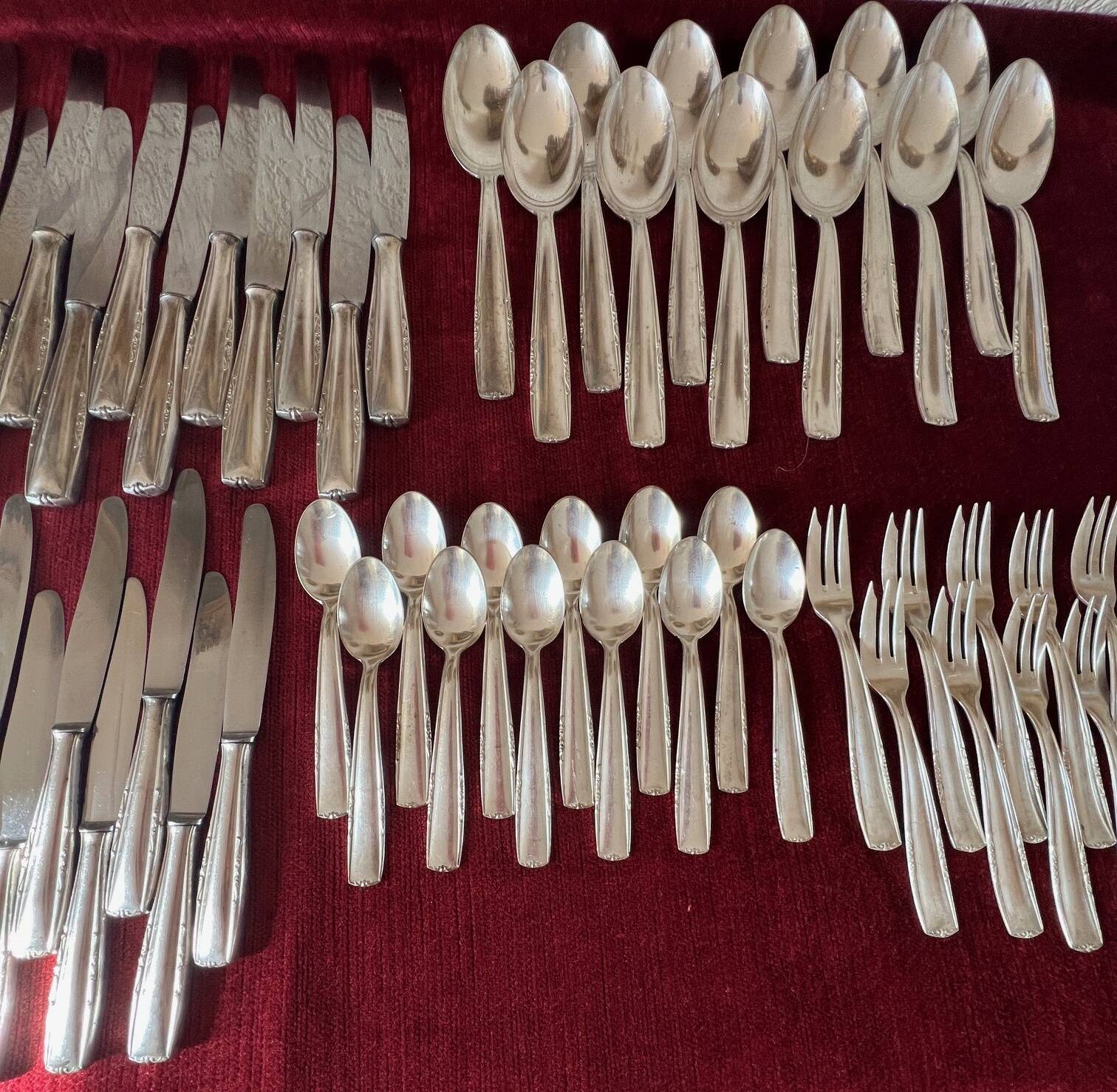 A cutlery set of 81 pieces.