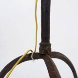 Lampadaire tripode en fer forgé brutaliste avec ampoule