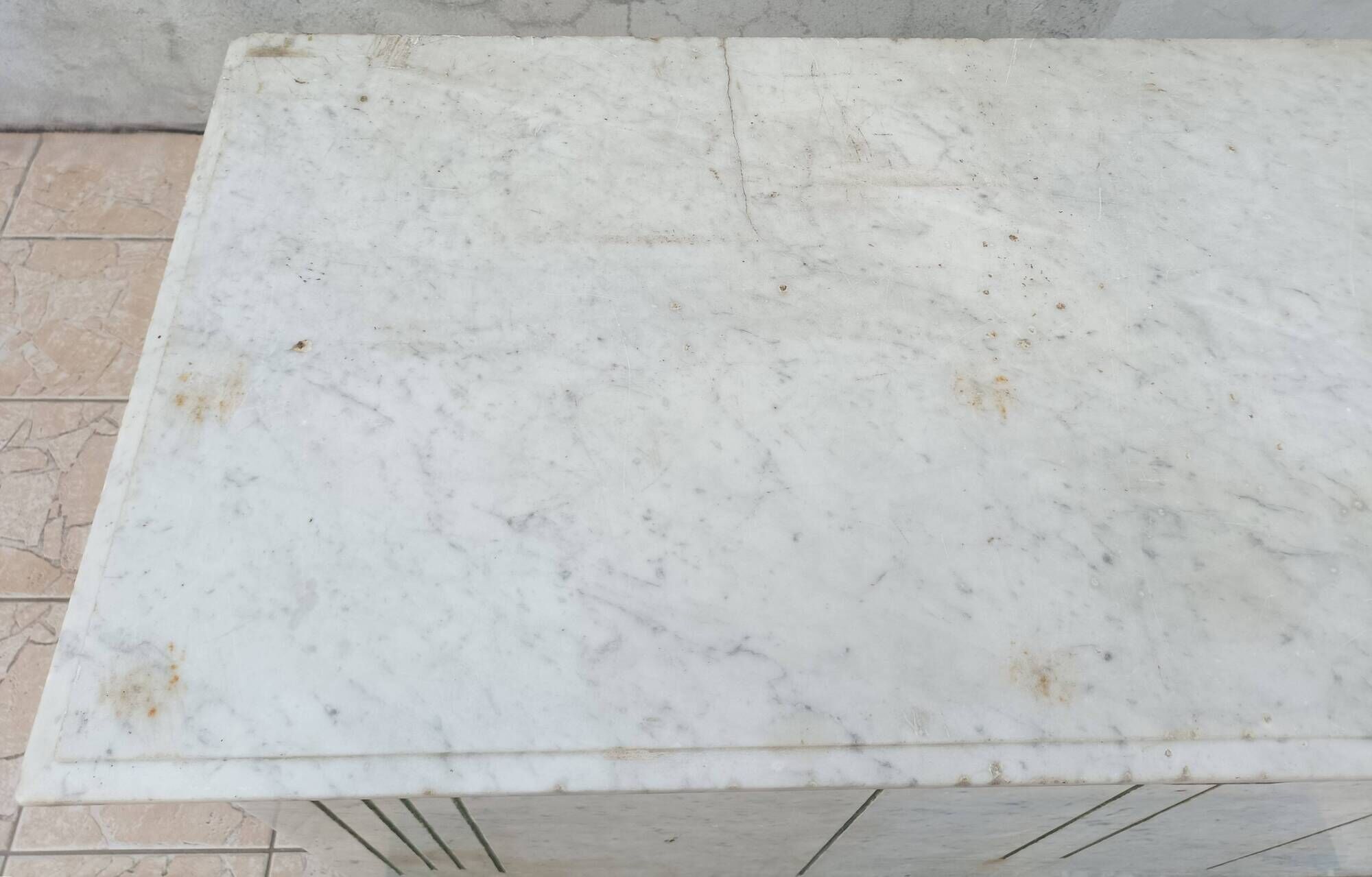Central island shop counter in marble and oak, Art Deco period.