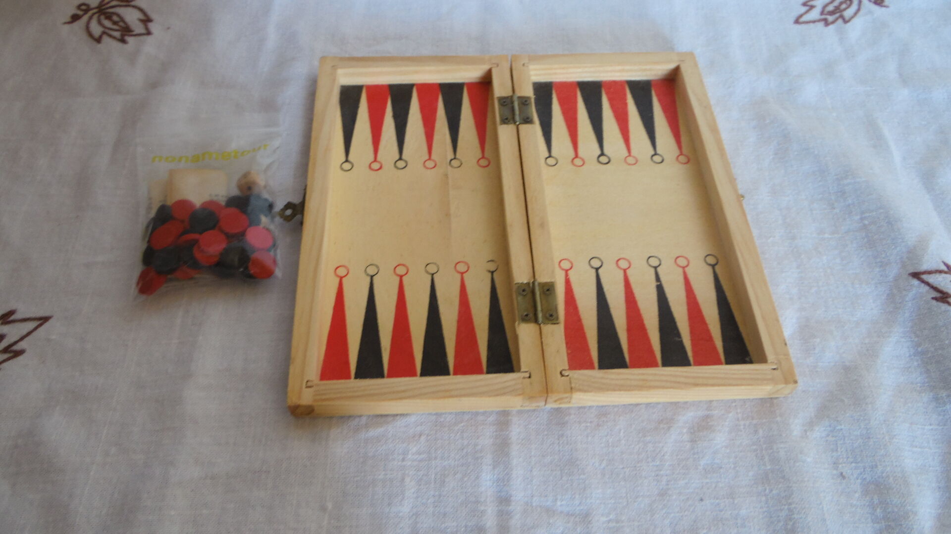 Checkers game and backgammon travel wood