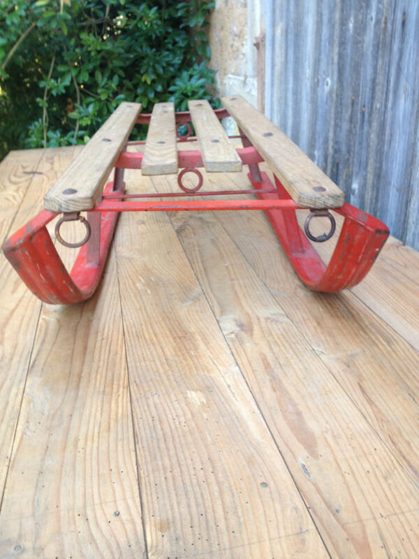 Luge rouge en métal et bois des années 60