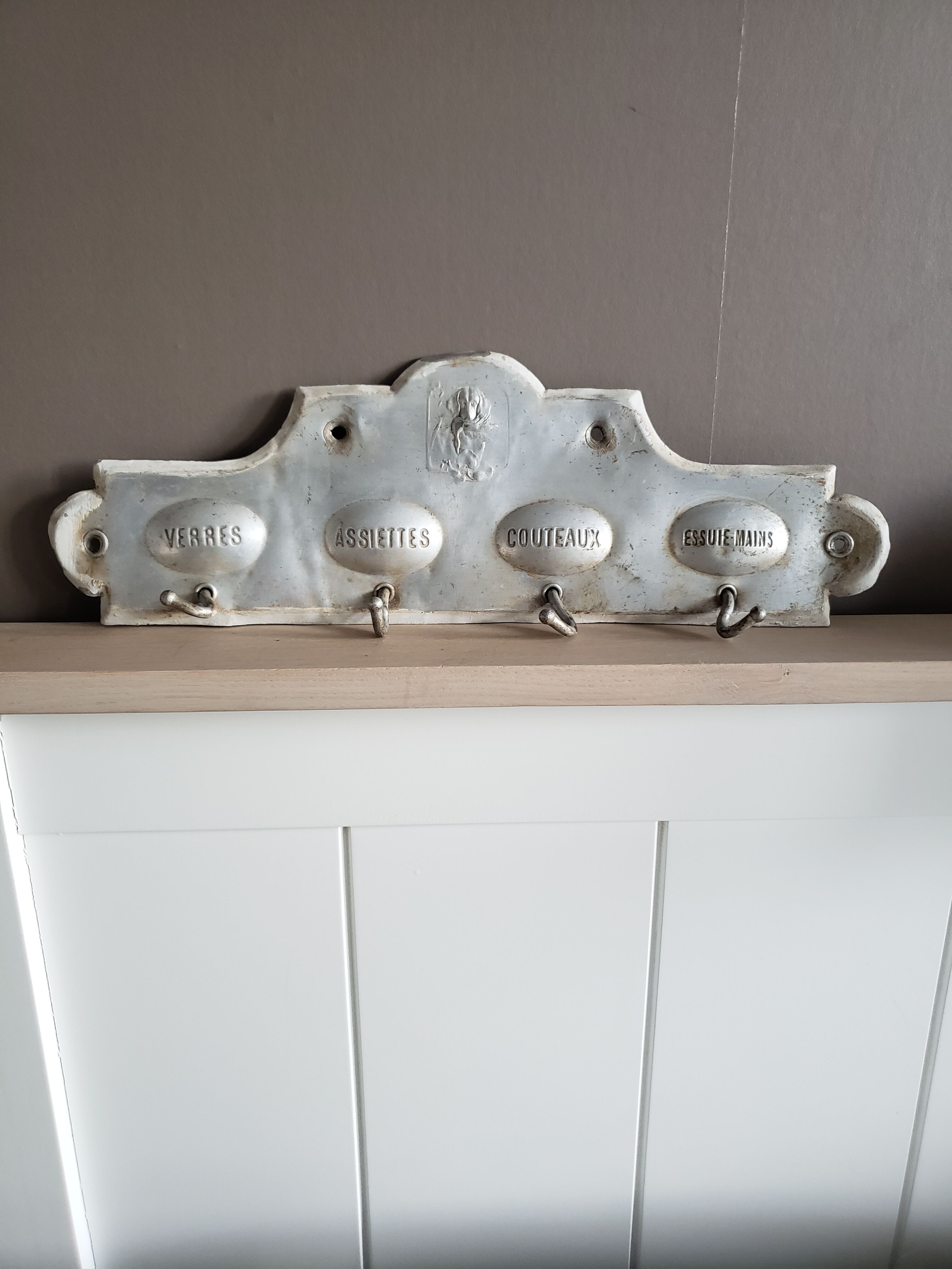 Aluminum tea towel wall mount