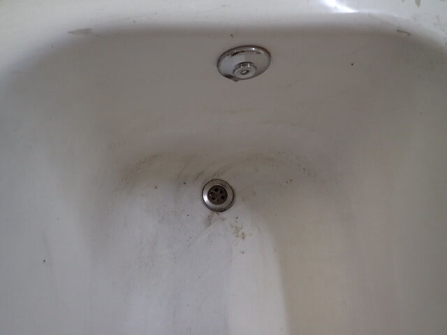 Cast iron island bathtub, on eagle-begged feet