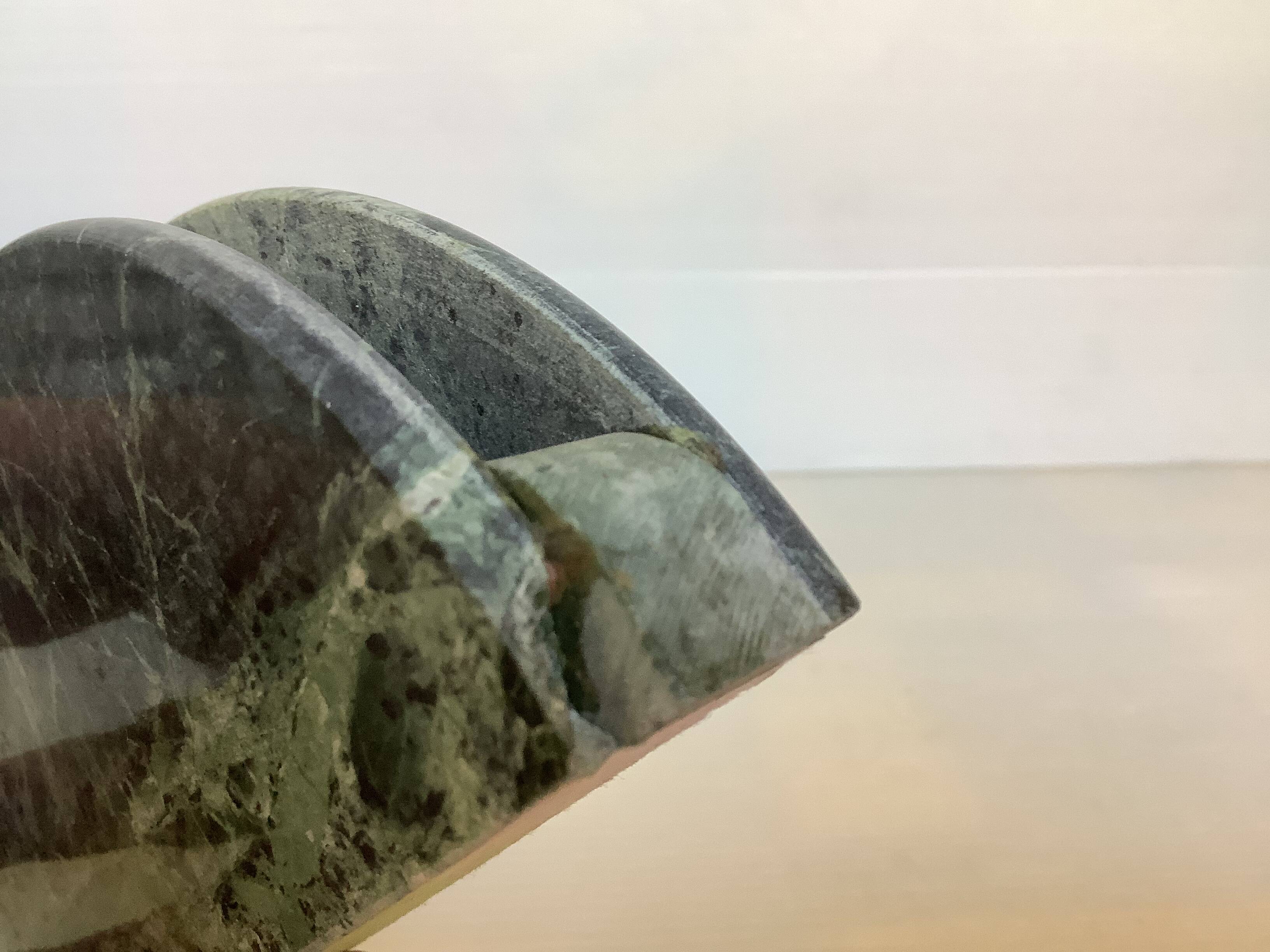 Porte courriers en marbre vert veiné