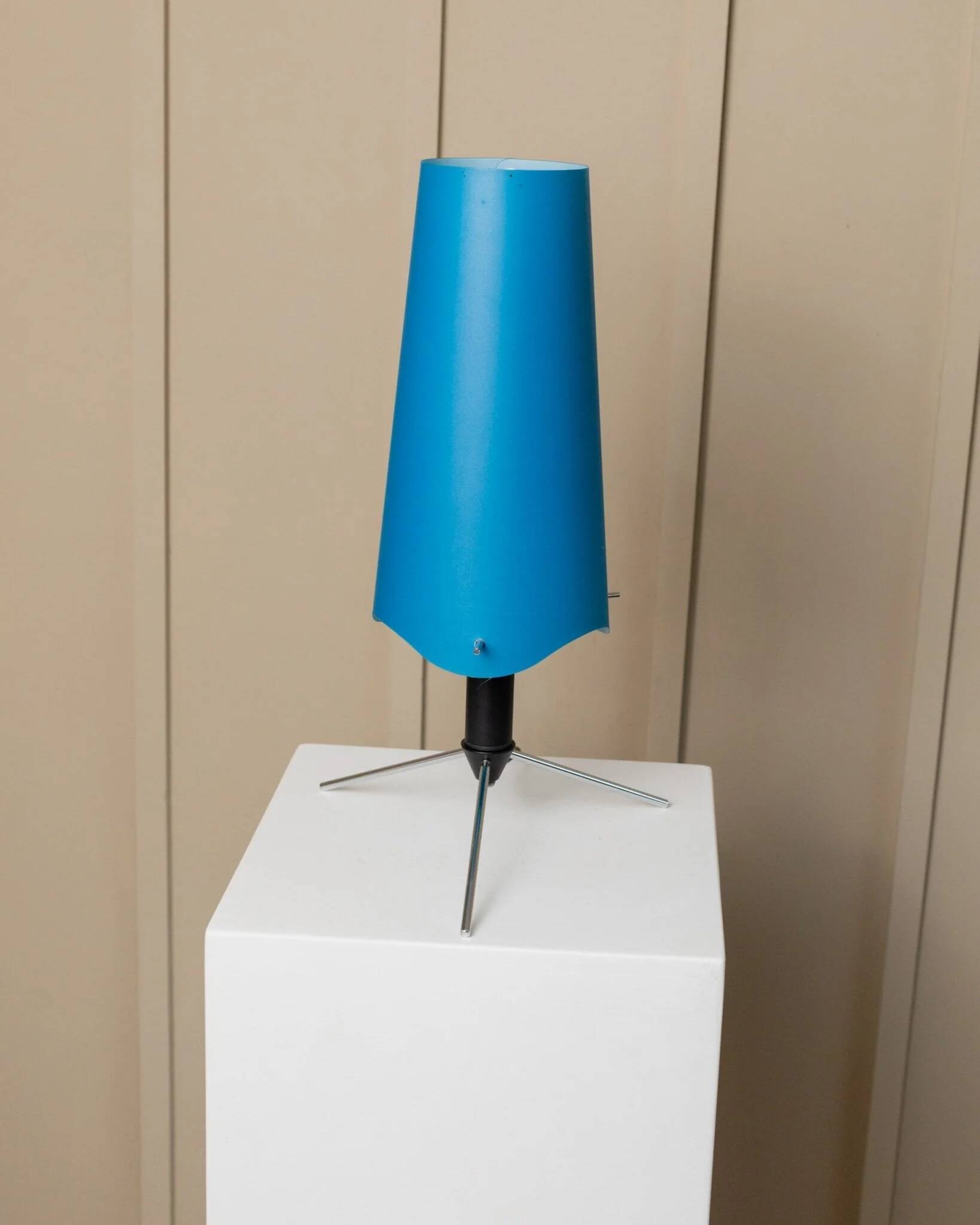 Lampe de table vintage bleue des années 1980 de style Memphis avec tige en métal noir réglable et base trépied en chrome.