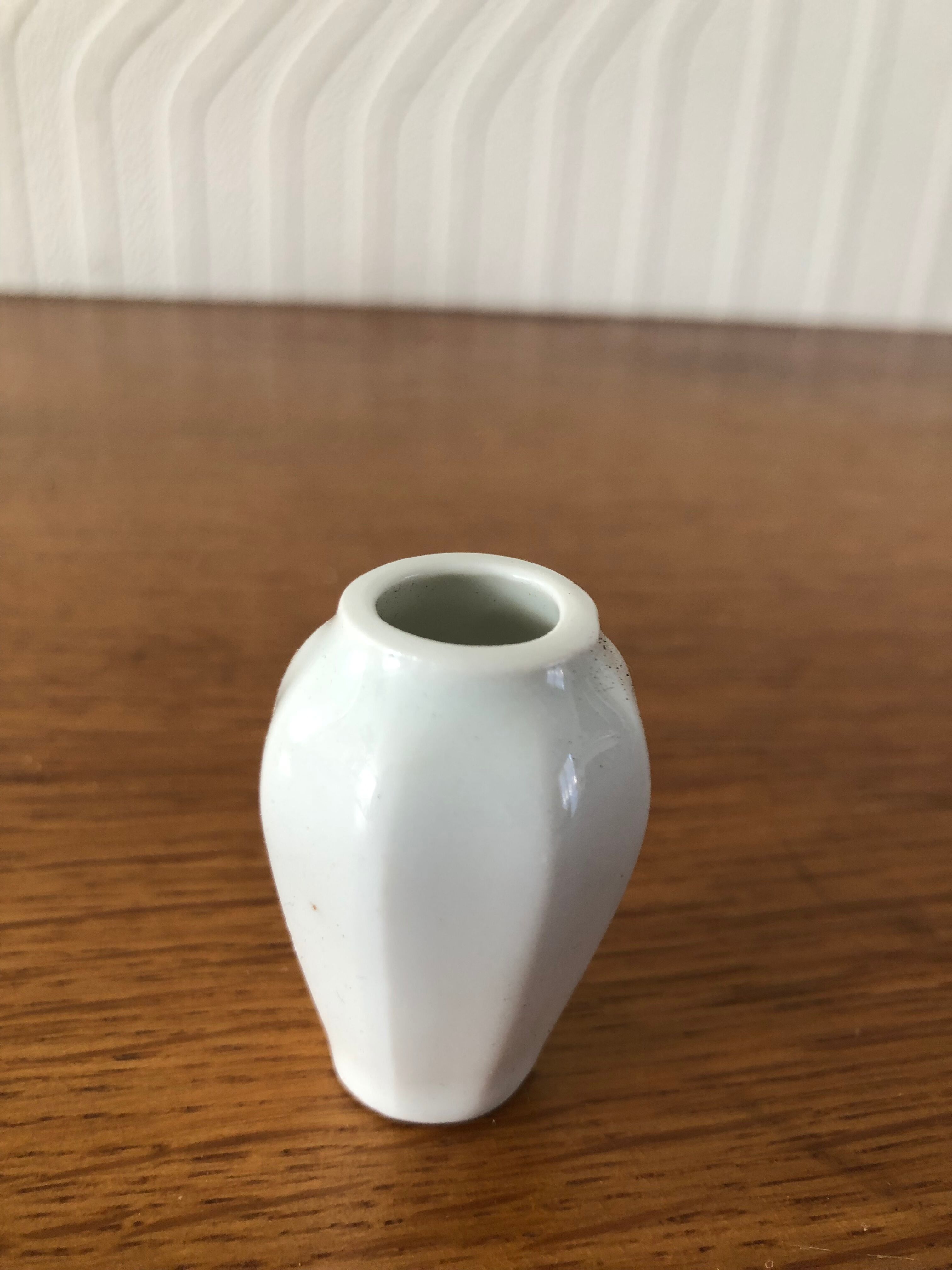 8 miniature vases in white earthenware