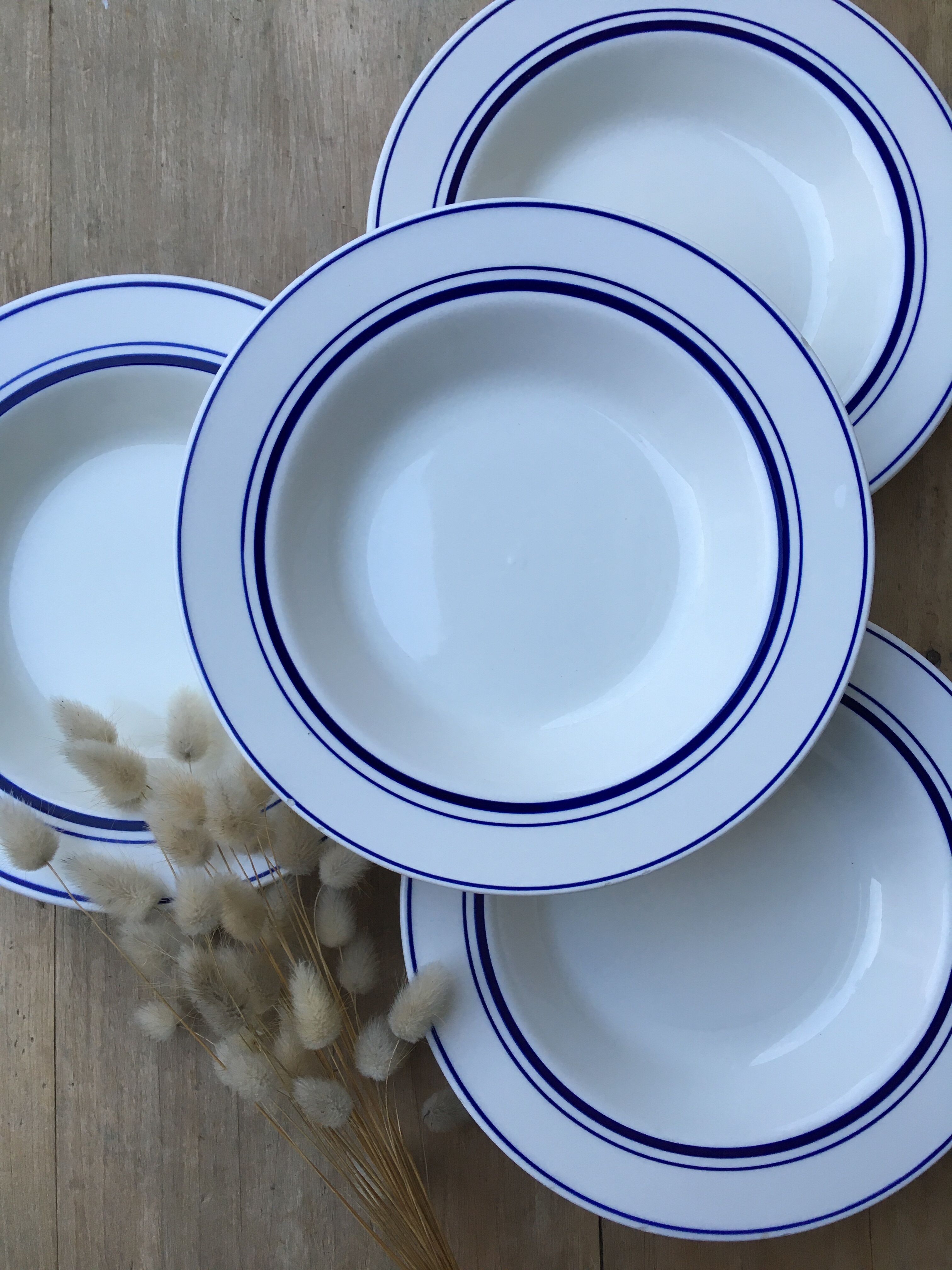 Hollow plates with blue trim Quadrifoglio