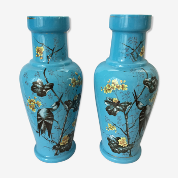 Lot de deux grands vases anciens en opaline bleu clair