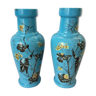 Lot de deux grands vases anciens en opaline bleu clair