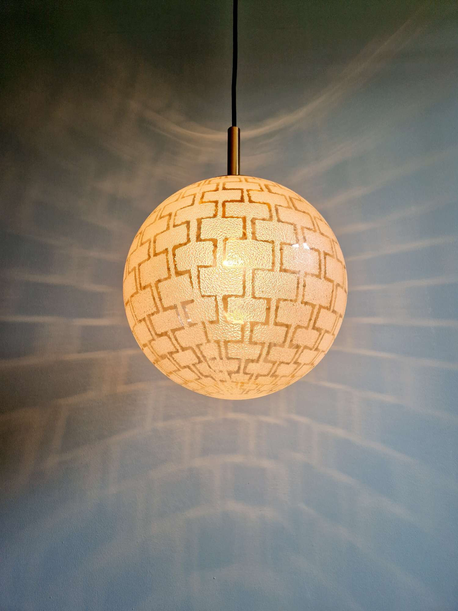 Suspension Space Age in brass and textured glass, 1970s