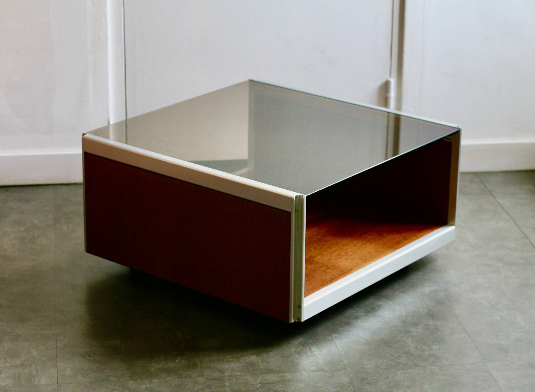 Table basse bois, aluminium et verre fumé. circa 1970