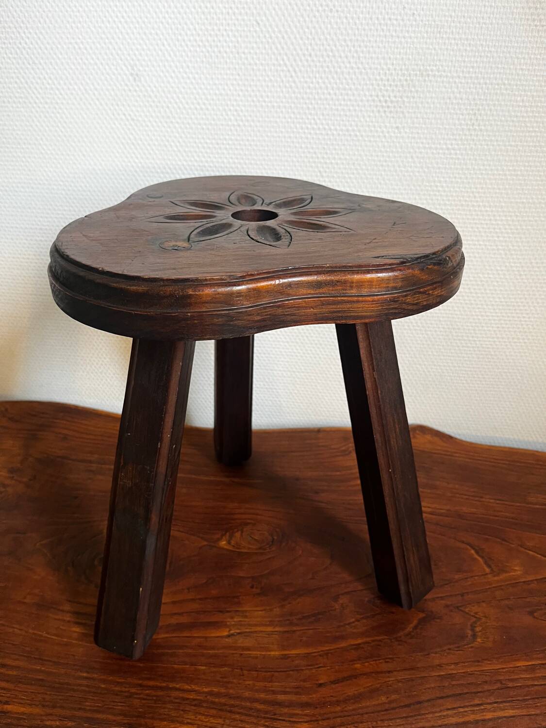 Tabouret tripode en bois sculpté