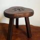 Tabouret tripode en bois sculpté