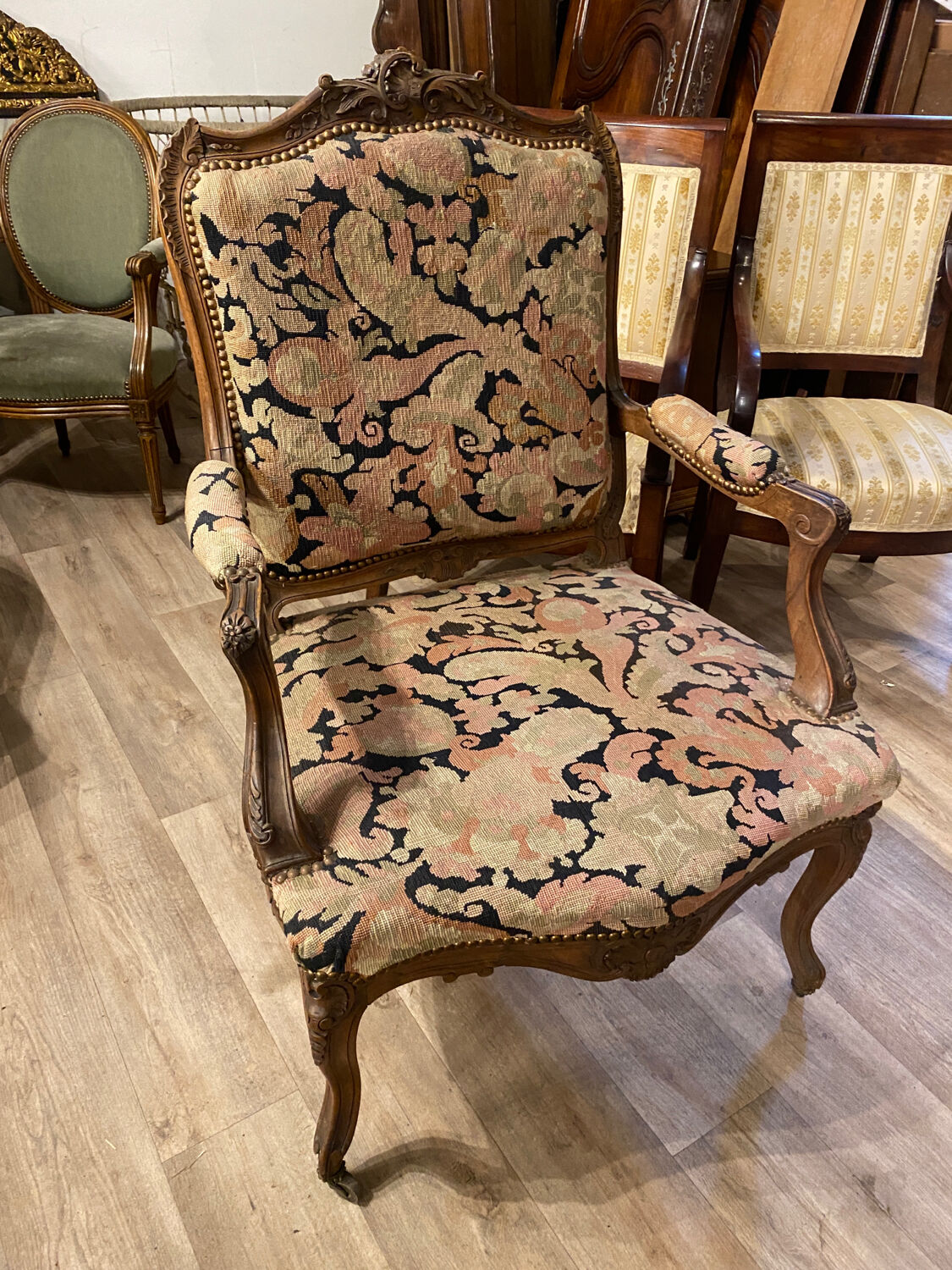 Fauteuil en noyer style Louis XV