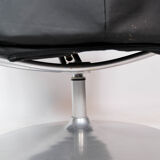 Fauteuil avec tabouret recouvert de cuir noir de design danois, années 1970