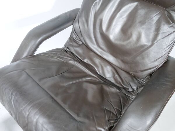 Fauteuil de salon design en cuir avec pouf des années 1990