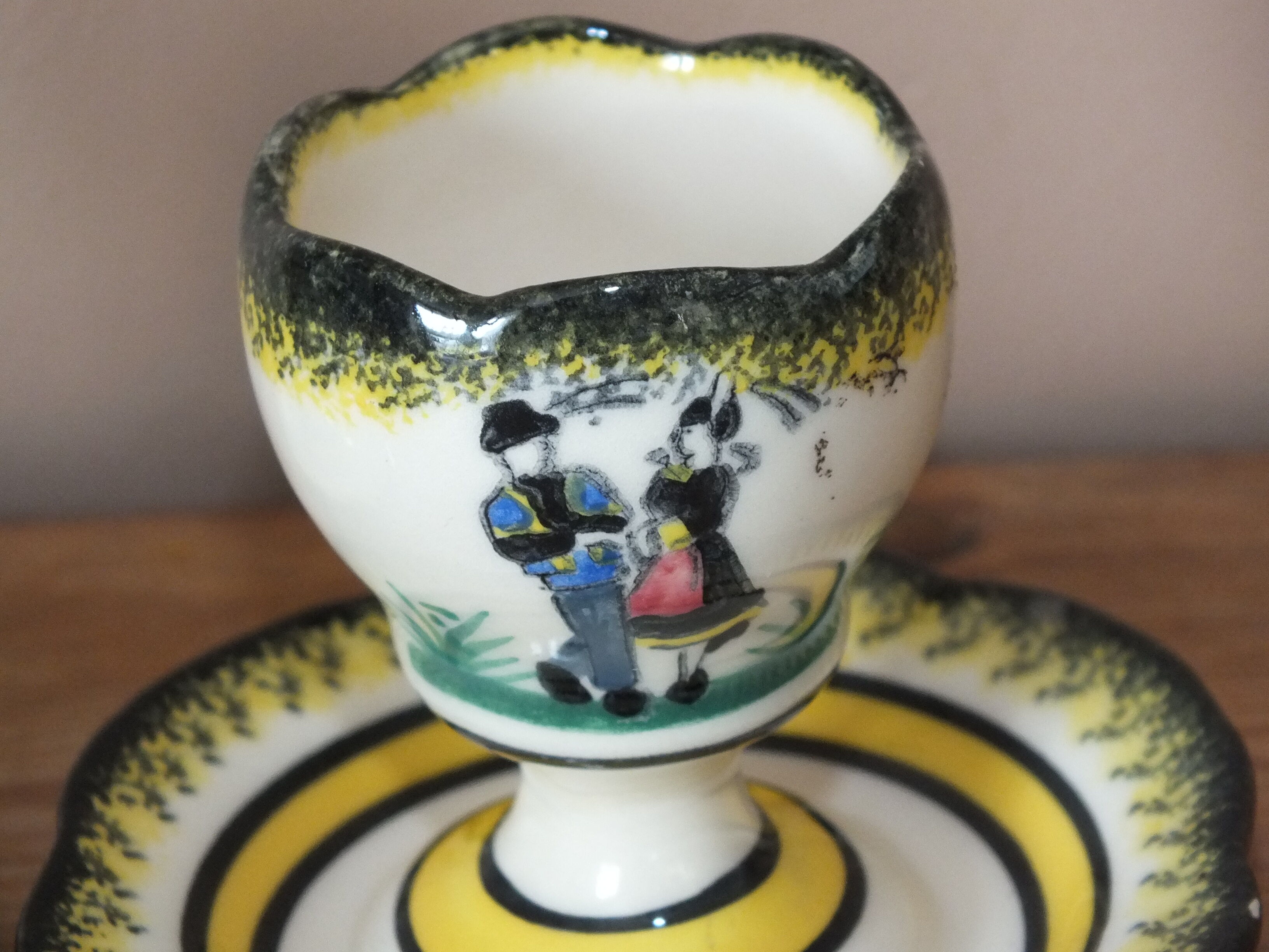 Set of 2 cockroaches on pedestal Henriot Quimper