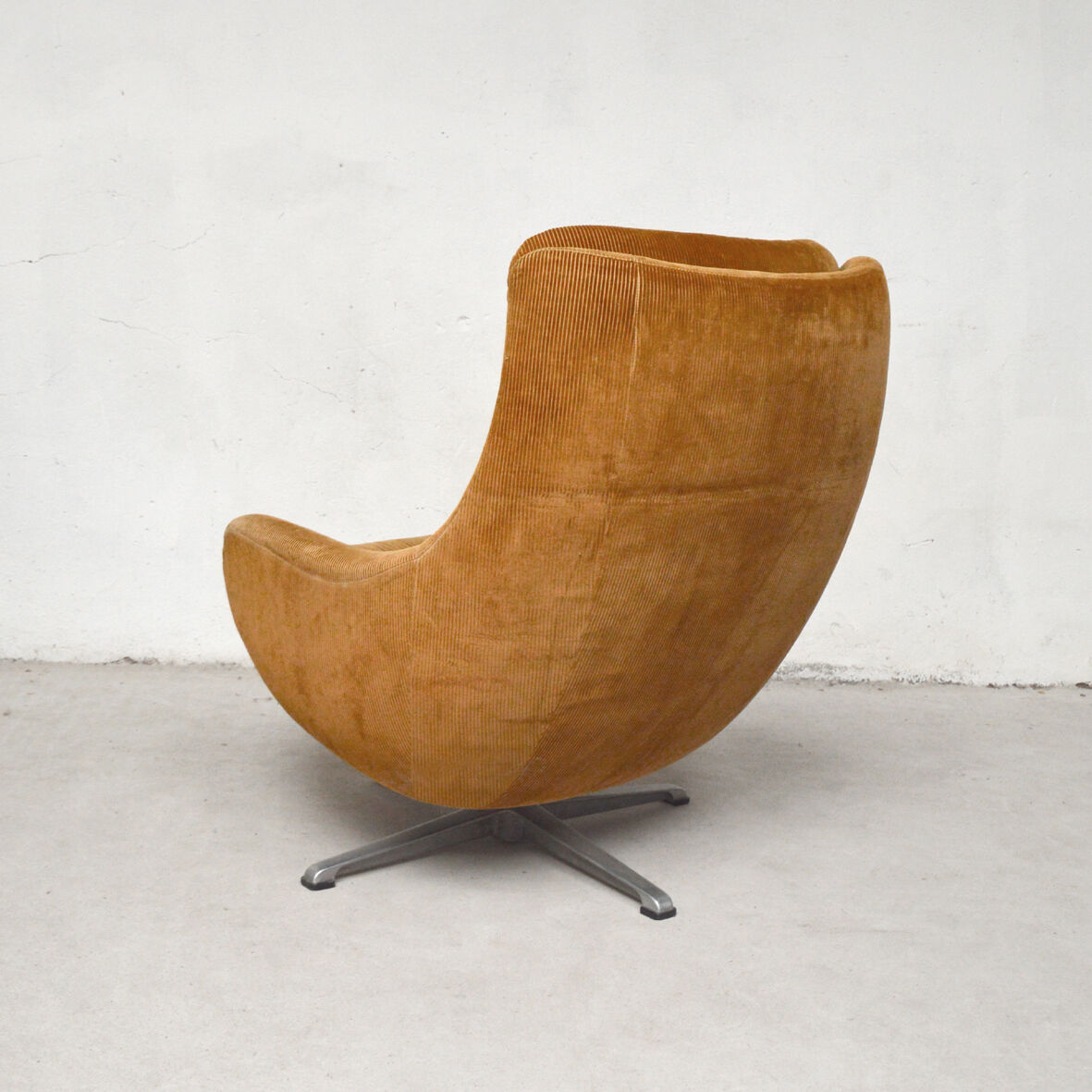 Velvet swivel armchair, 1970