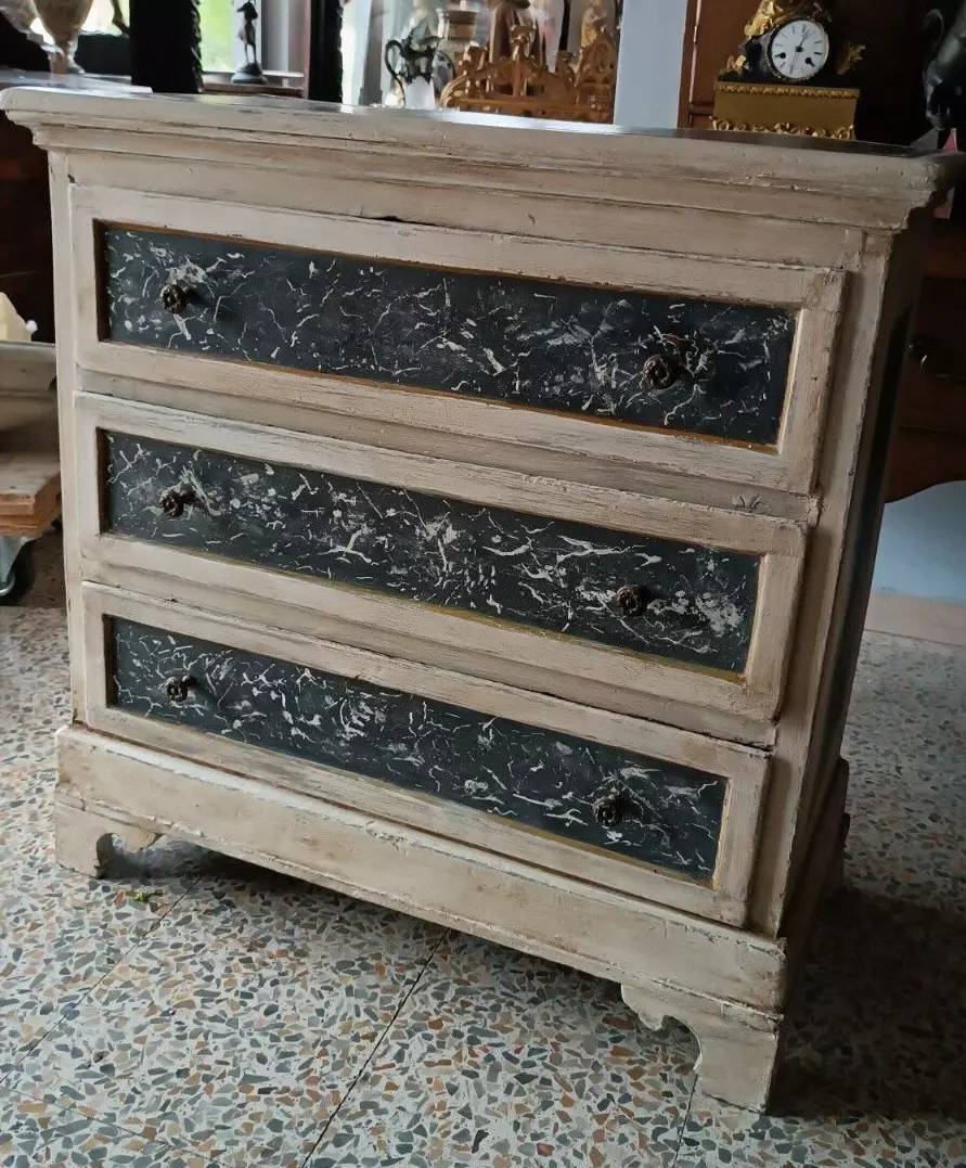 Small lacquered chest of drawers, Tuscan origin, 18th century