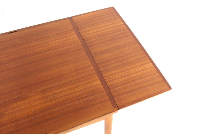 Compact Poul Hundevad for Hundevad & Co extendable dining table in teak