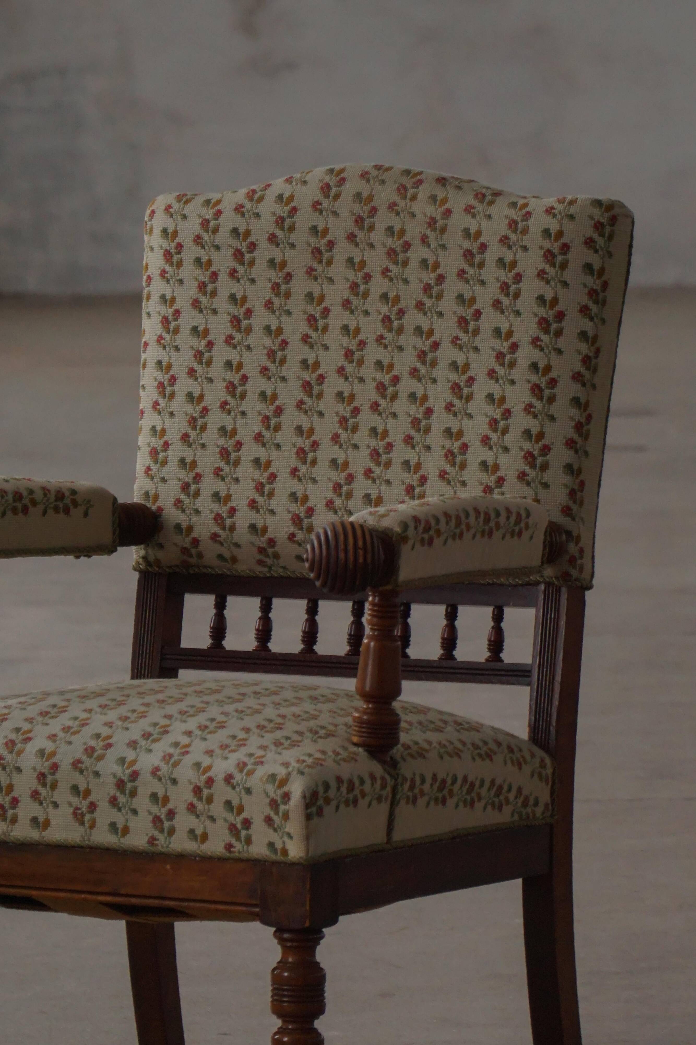 Fauteuil danois moderne en bois tourné avec tissu floral, début du XXe siècle