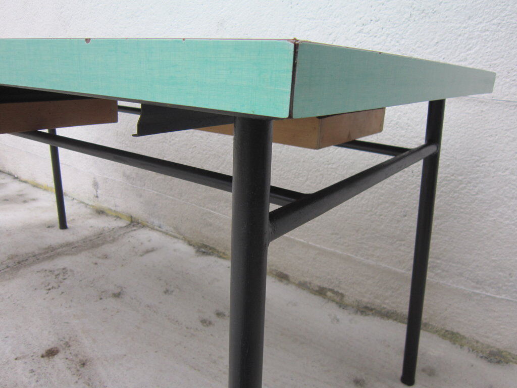 Table metal and formica
