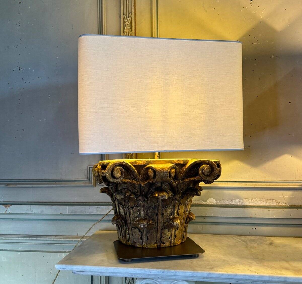 Pair of table lamps, half Corinthian capitals in carved and gilded wood, 18th century