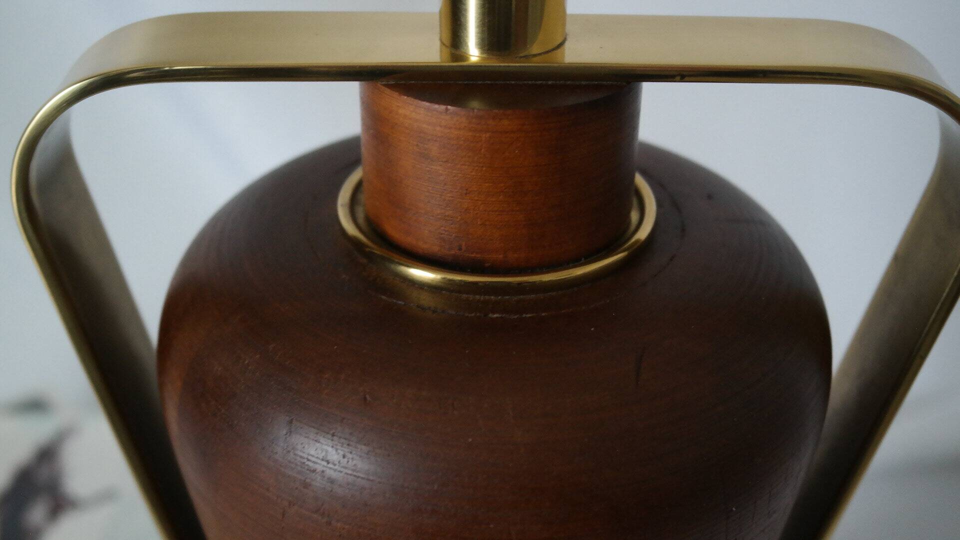 Vintage lamp base Maison le Dauphin in mahogany and brass.