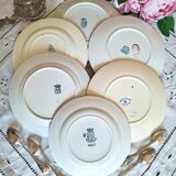 Assiettes à dessert anciennes en terre de ferré accompagnées d'un plat