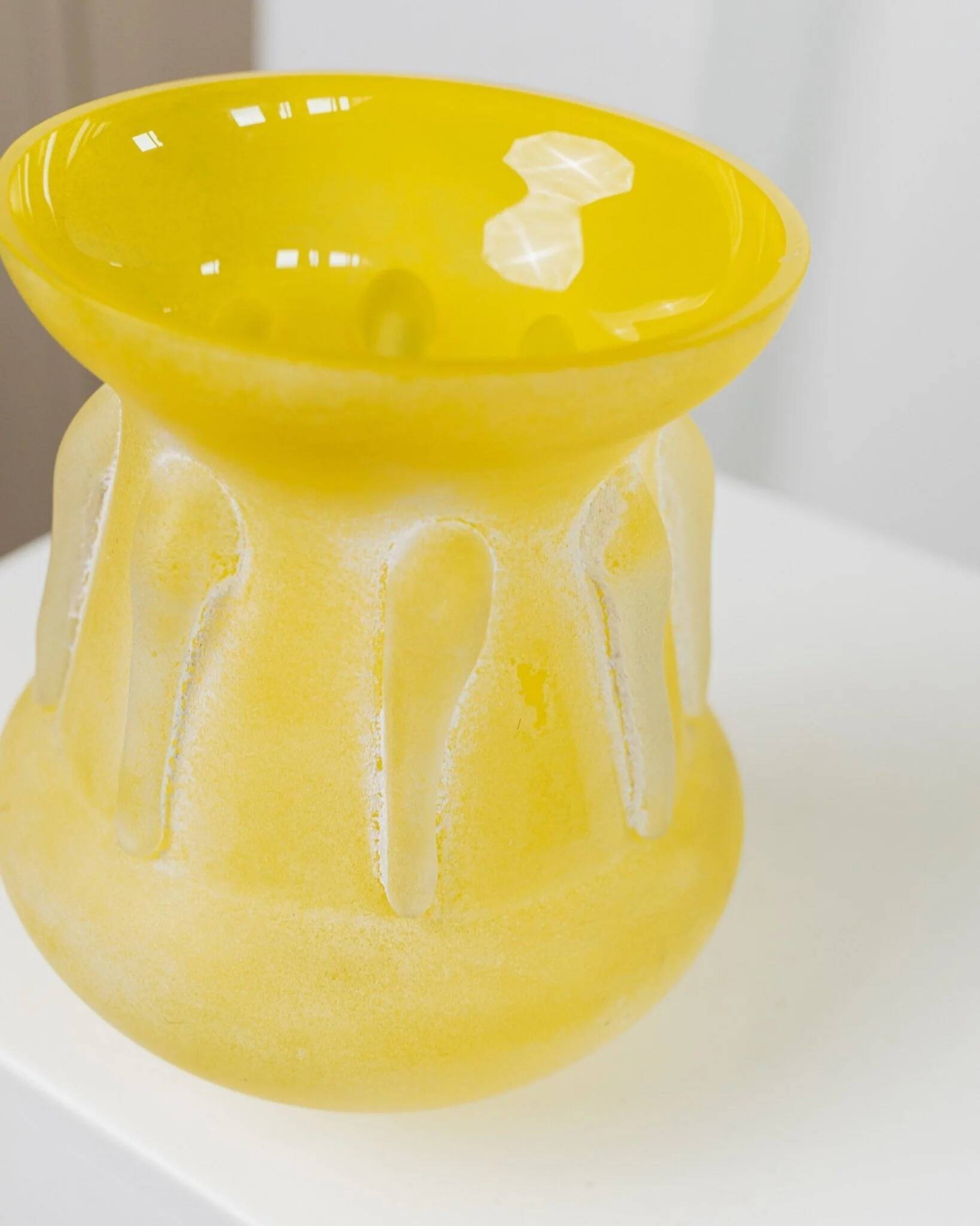 Vase en Verre Jaune Vintage – Verre Soufflé à la Bouche, Fini Mat, Années 1970, Style Italien du Milieu du Siècle