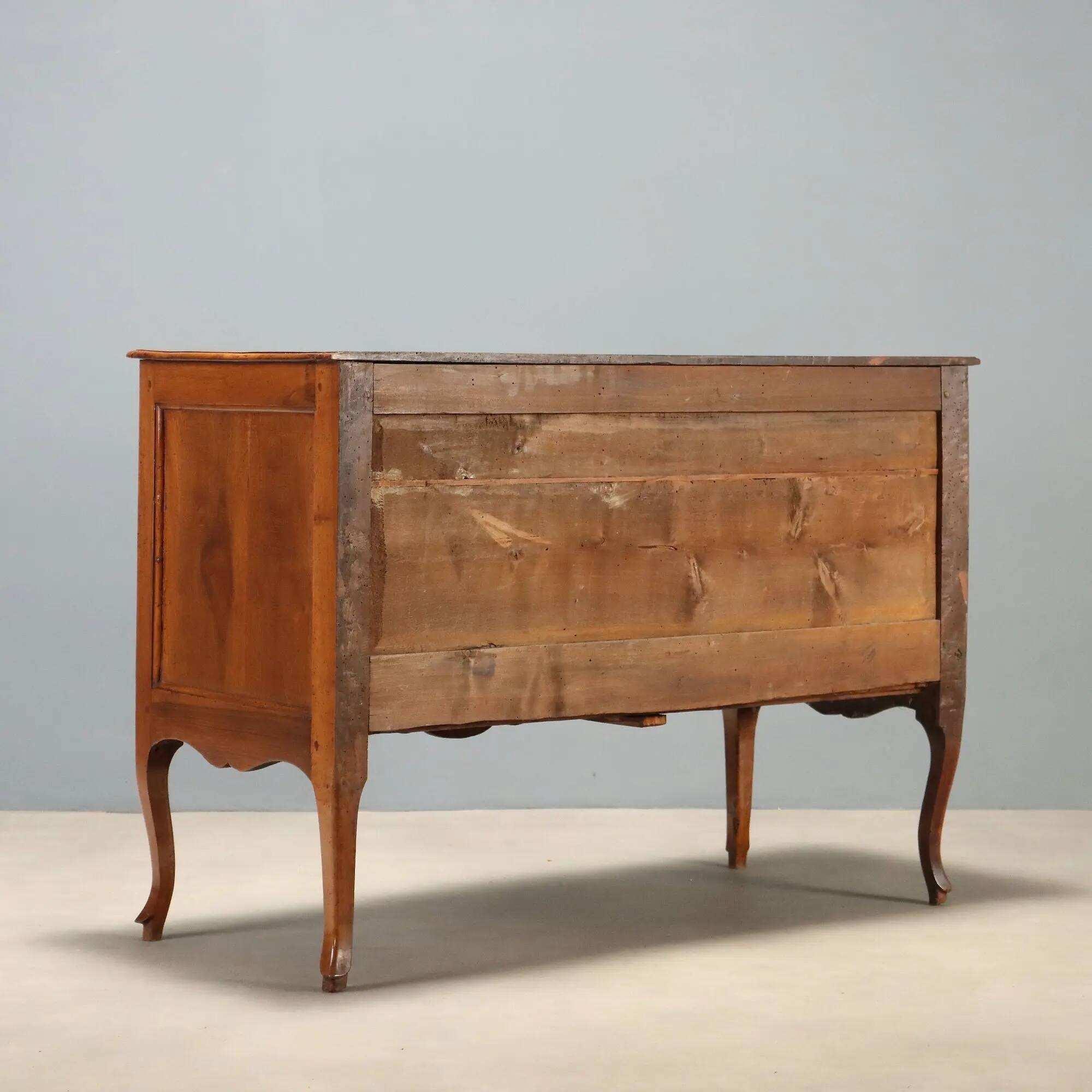 Antique baroque commode in walnut and bronze, Italy, 18th century.