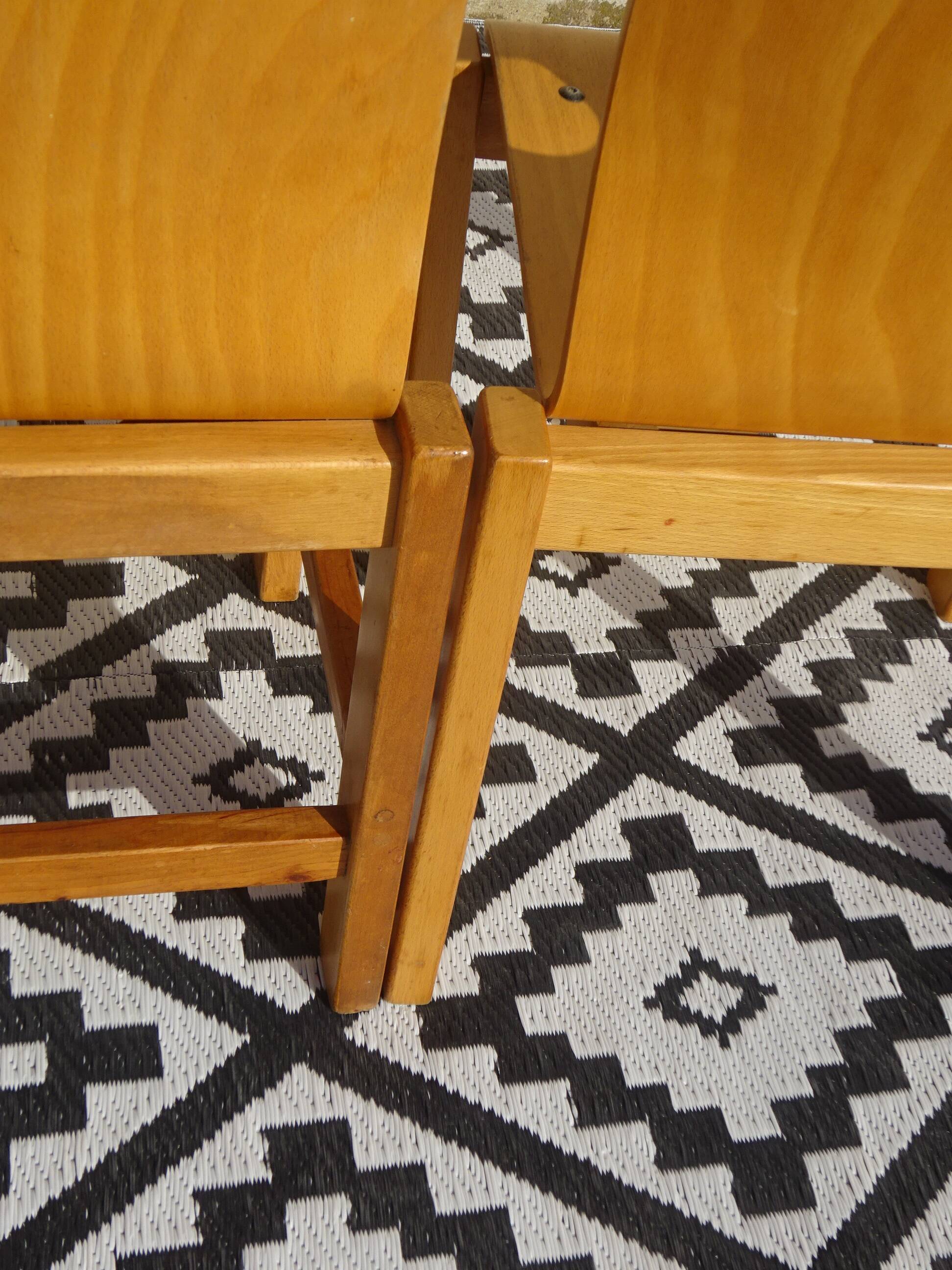 Paire de chaises en bois clair, assise et dossier post formé