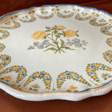 Plat rond ancien en faience de Lyon à décor de roses jaunes
