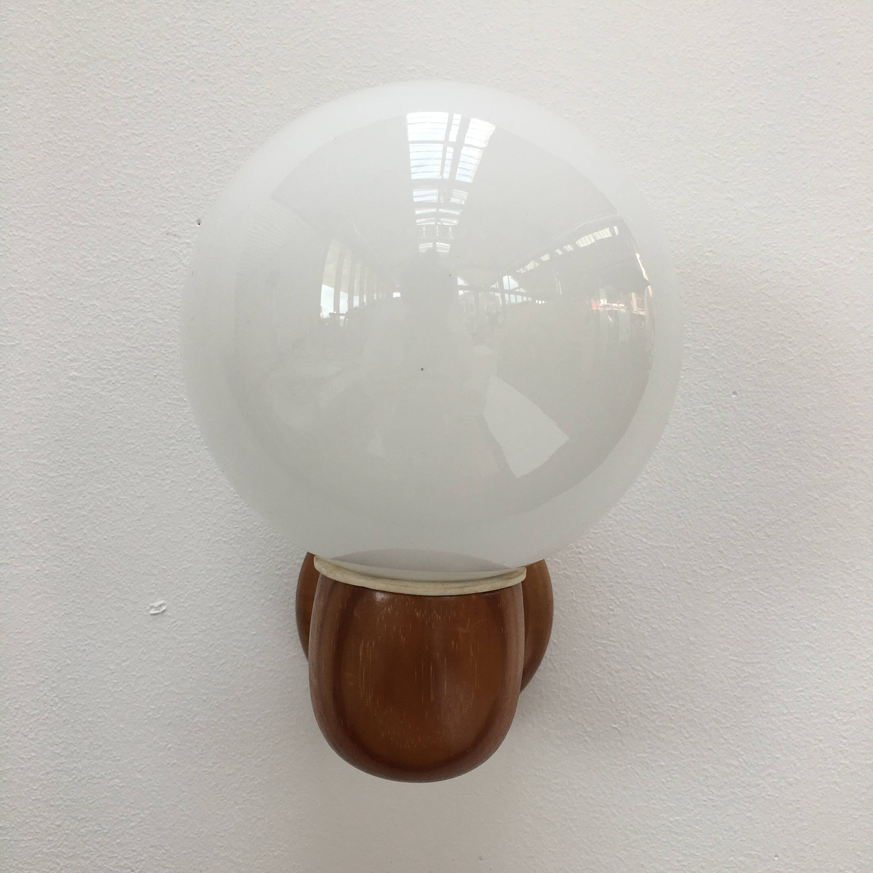 Paire d’appliques modernistes en pin et opaline
