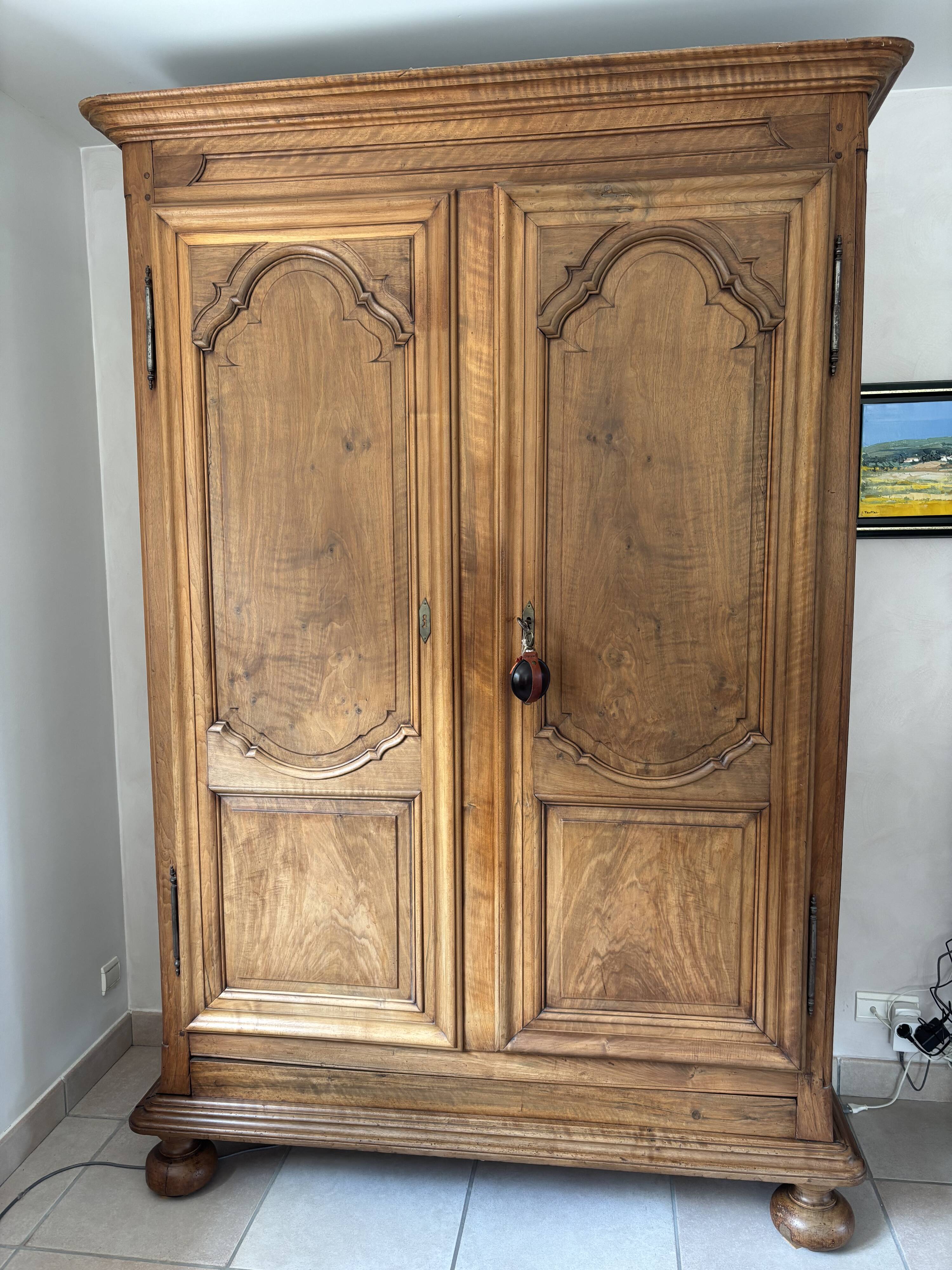 Louis XIV wardrobe in solid walnut – 18th century – Original lock and key