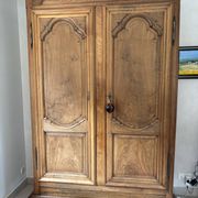 Armoire Louis XIV en noyer massif, XVIIIe siècle