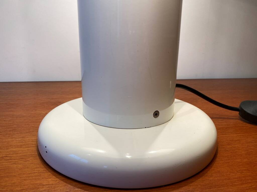Guzzini lamp, white lacquered metal, height 55cm, 1970s vintage