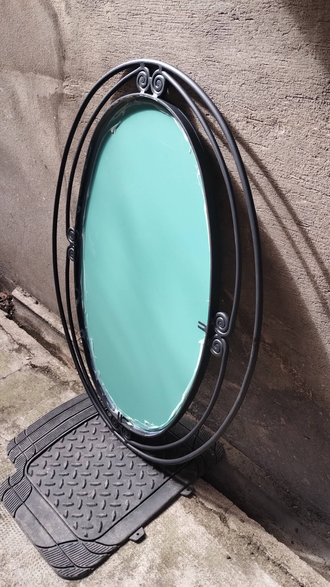 Miroir ovale vintage en fer forgé à décor de spirales