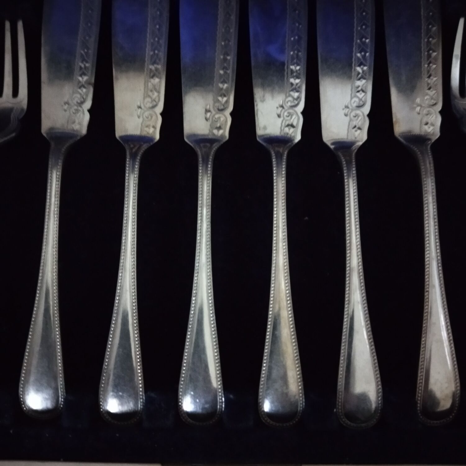Box 12 cutlery with silver metal fish
