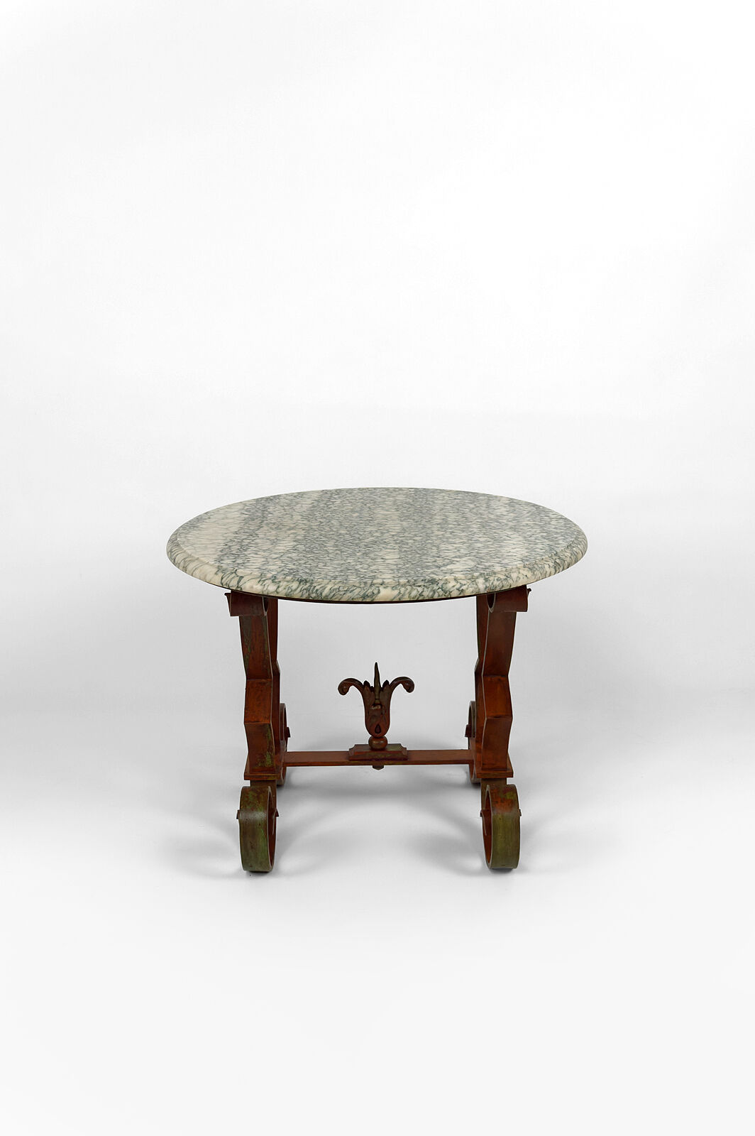 Art Deco round pedestal table in marble and wrought iron, circa 1940
