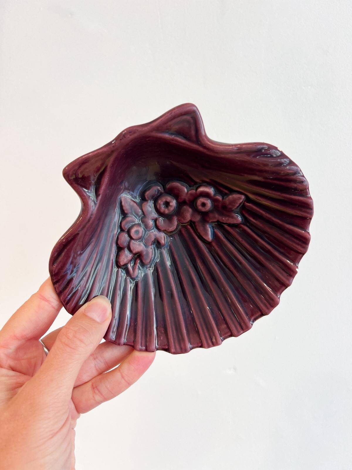 Ceramic shell soap dish or empty pocket