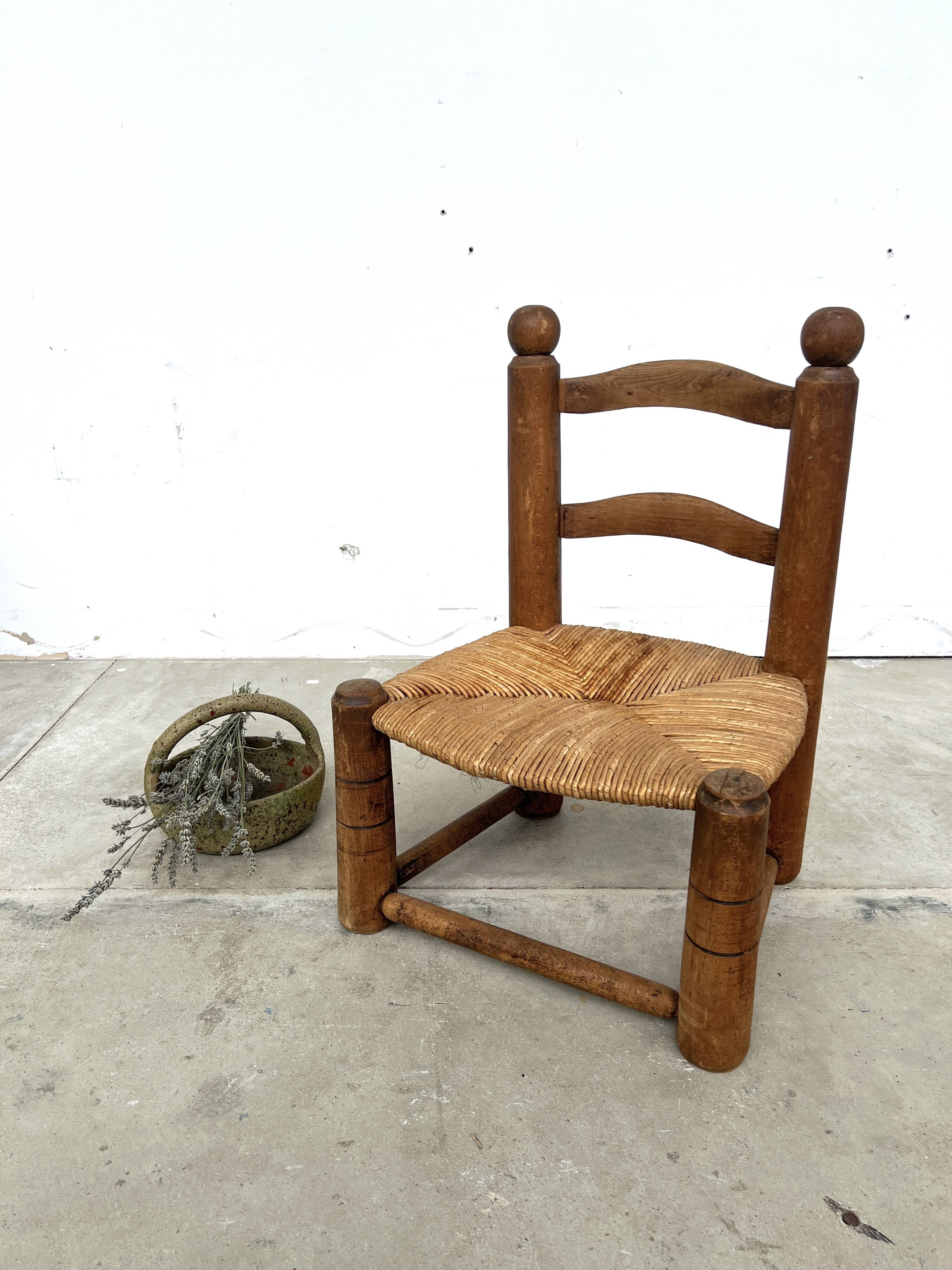 Brutalist chair in wood and straw
