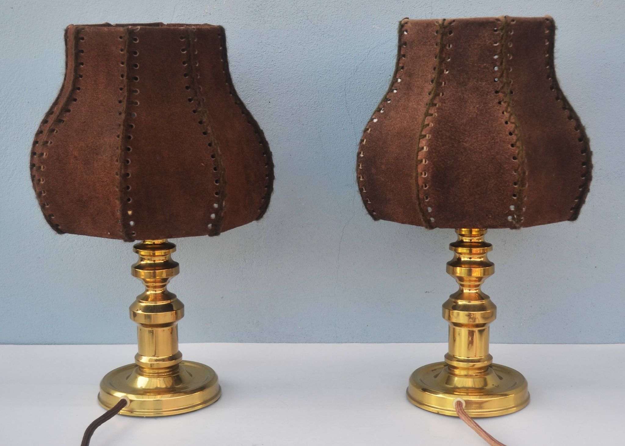Lot of two retro-modernist lamps with natural leather lampshade