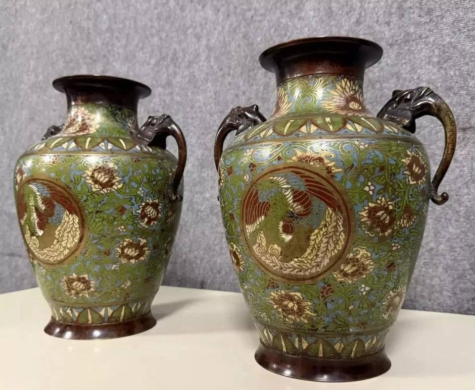 China 19th century: Very important pair of bronze vases decorated with Cloiso enamels