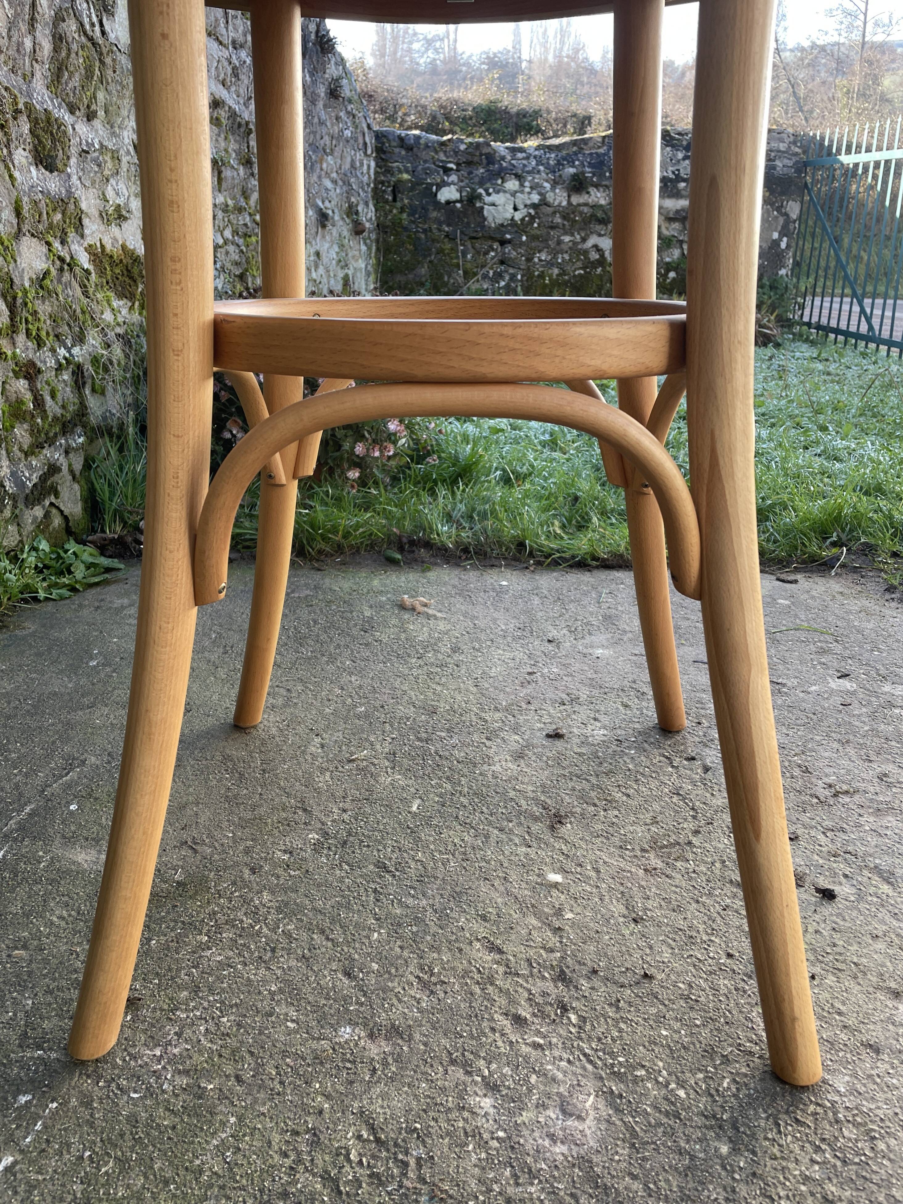 Thonet 152 round table