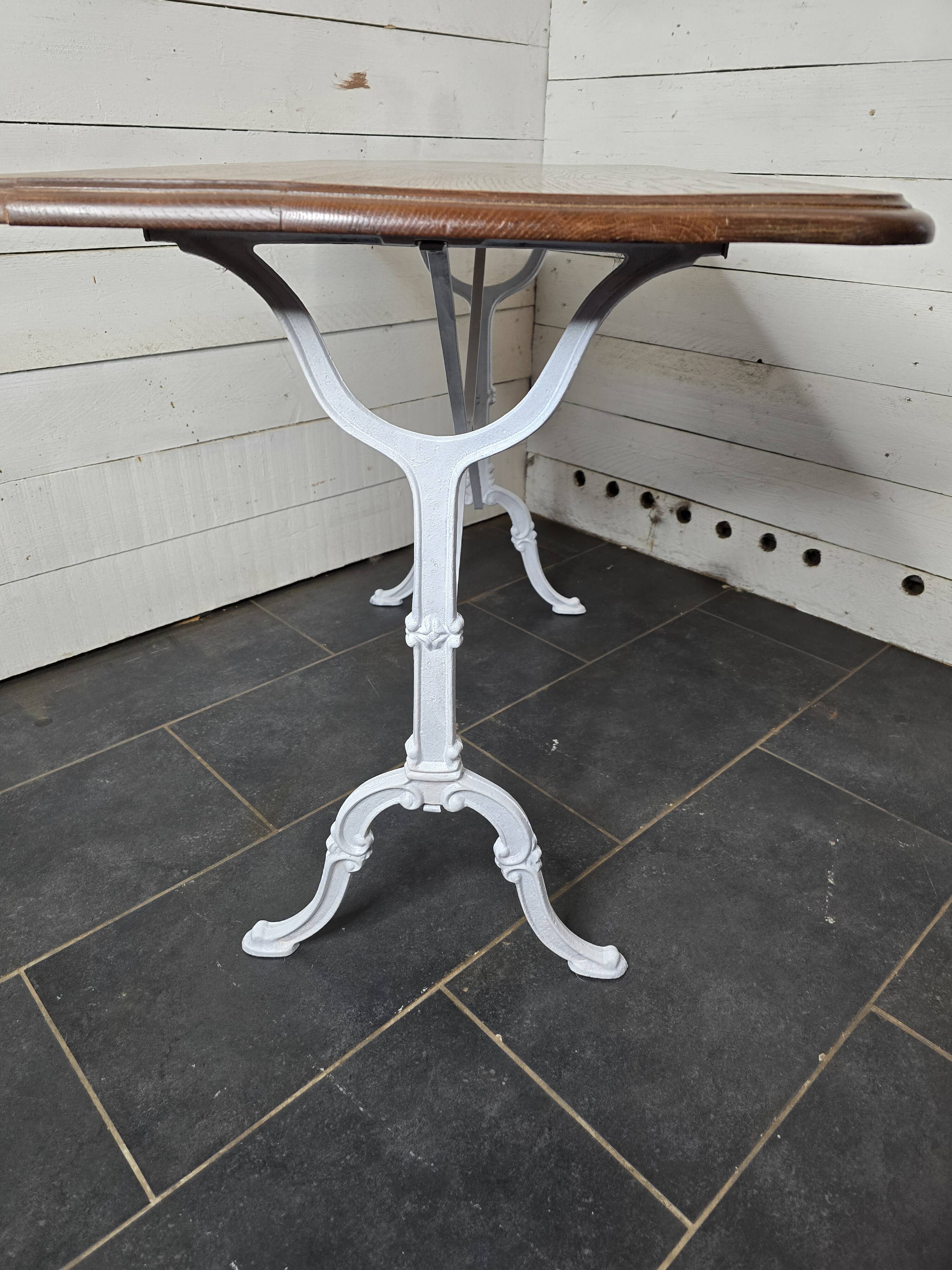 Table de bistrot en chêne massif, pieds en fonte.