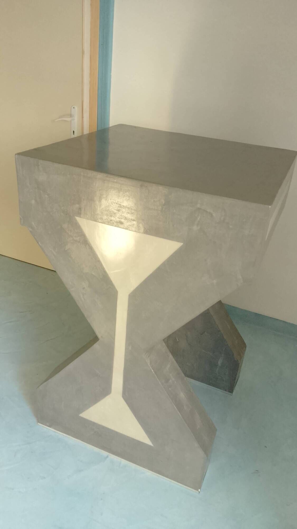 Pedestal / High side table in polished concrete – Unique artisan piece.