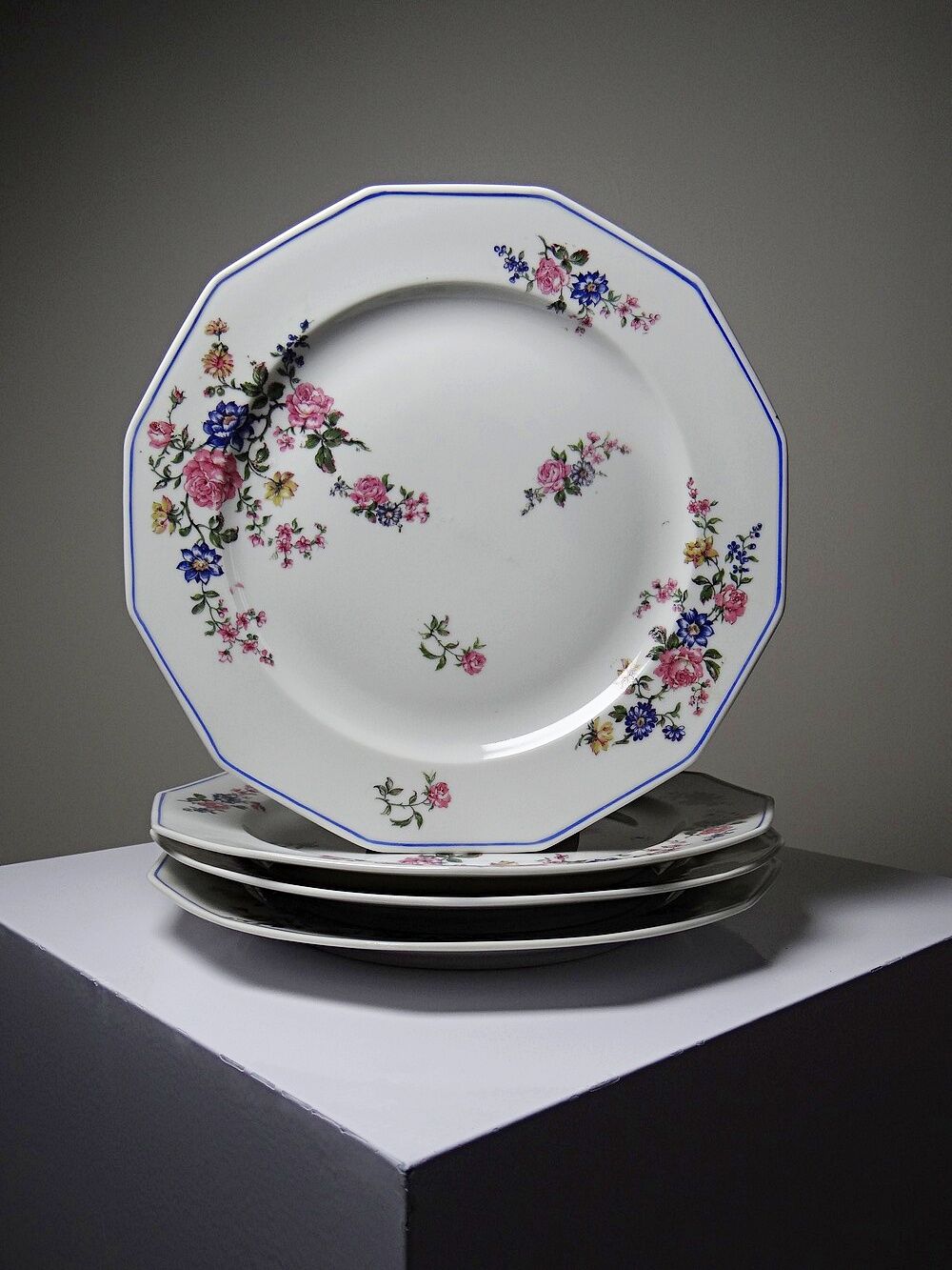 Service of 28 pieces Bernardaud Limoges porcelain with floral decoration from the 1920s to 1950s.
